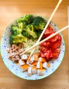 T-shirt bianca: come creare tre outfit senza tempo