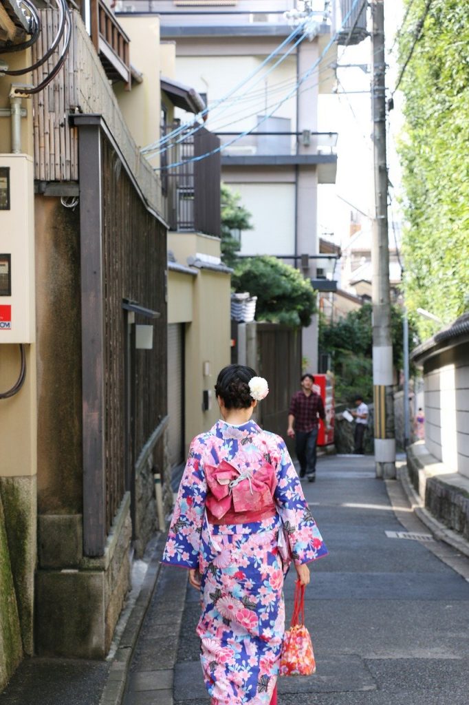 donna con kimono 