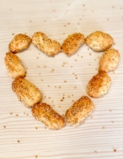 Giallo illuminating e ultimate grey: come abbinare capi e accessori