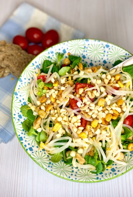 Insalata di ceci con songino e pomodorini