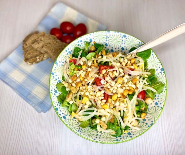 Insalata di ceci con songino e pomodorini