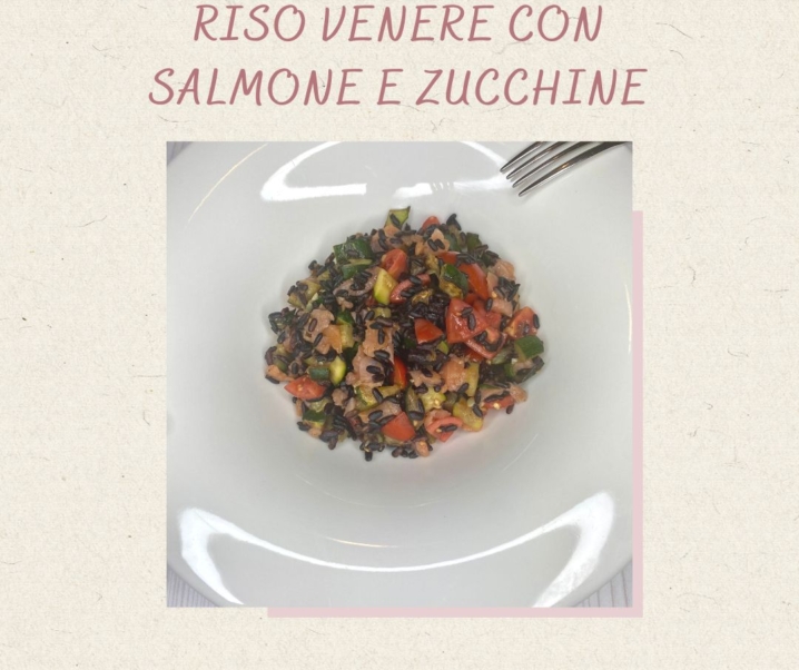 Riso venere con salmone e zucchine