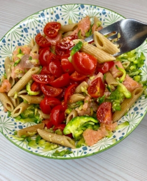 Insalata di pasta integrale con salmone affumicato e zucchine