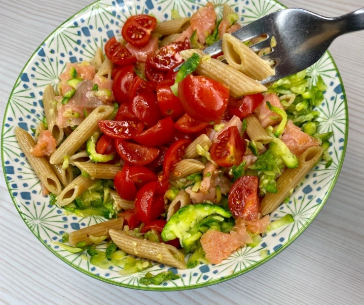 Insalata di pasta integrale con salmone affumicato e zucchine