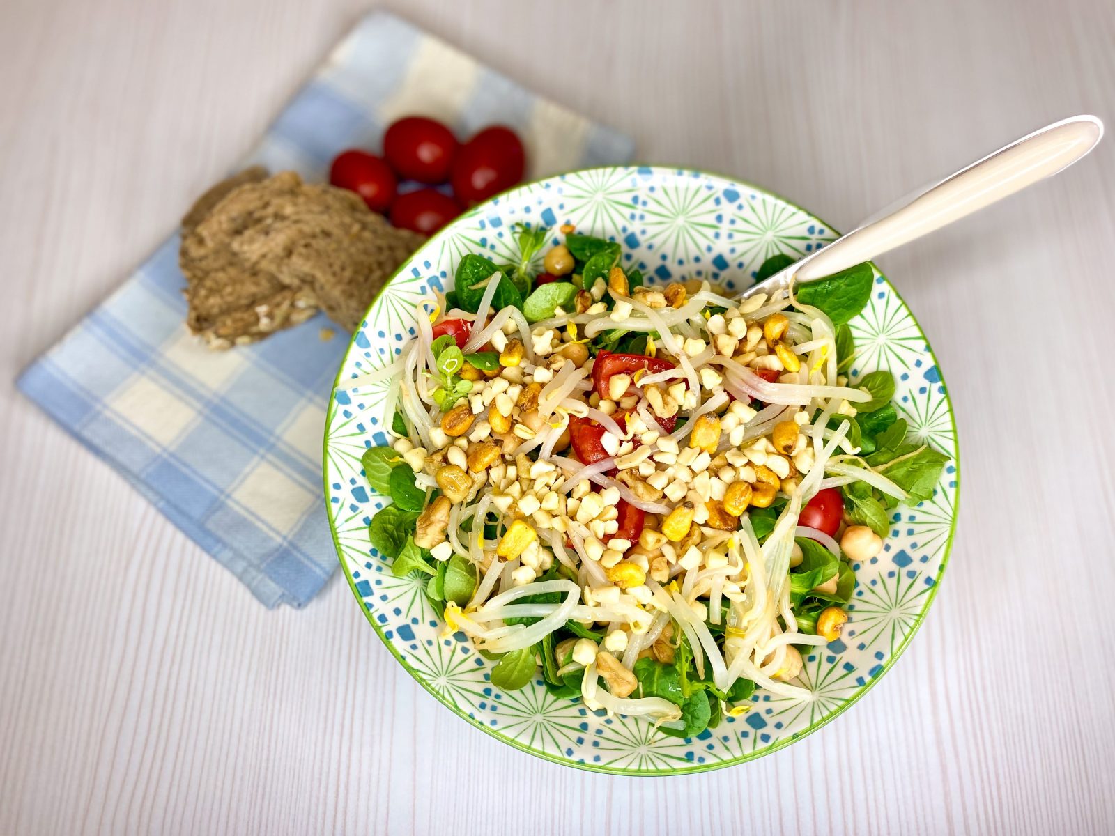 insalata di ceci con songino e pomodorini