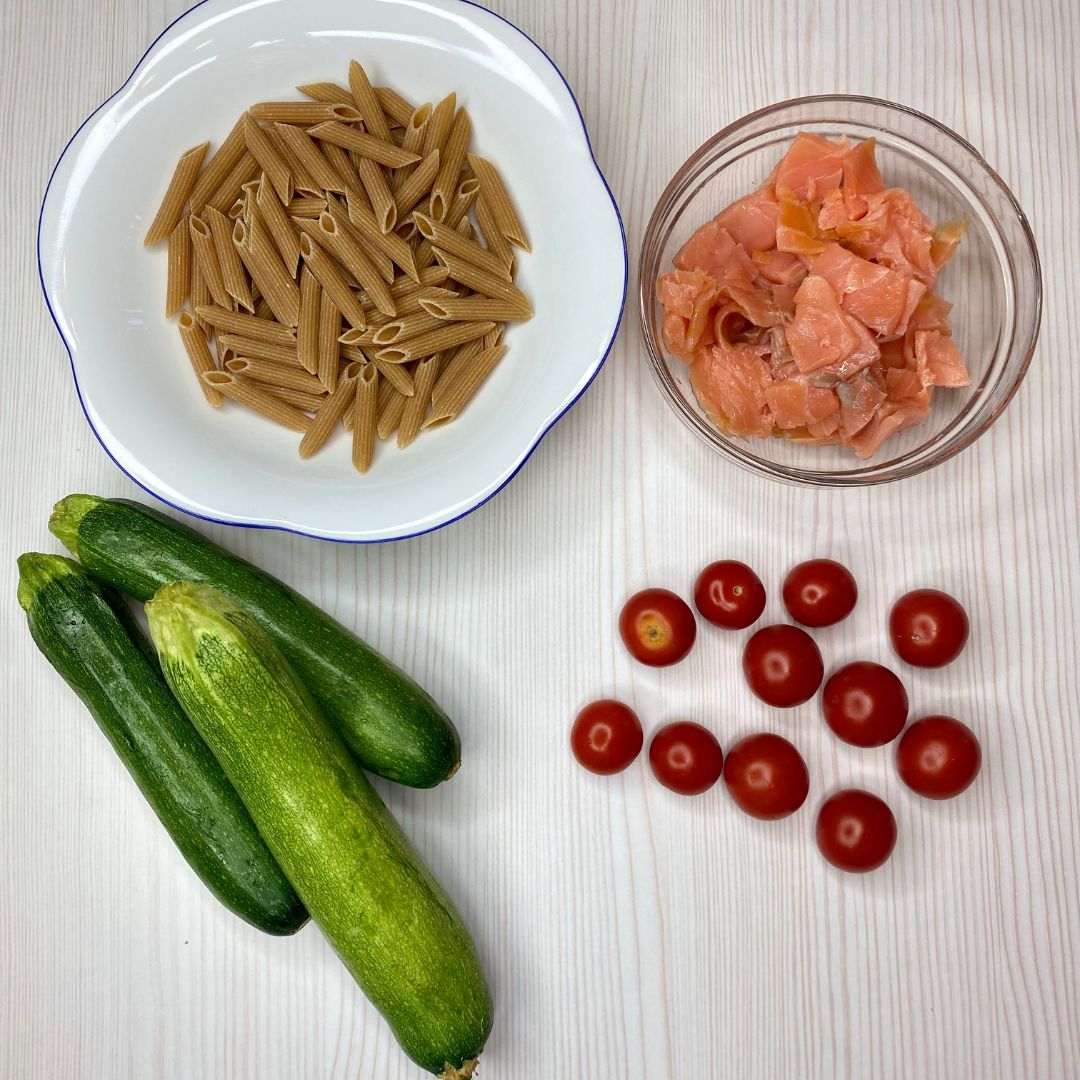 insalata di pasta integrale con salmone affumicato e zucchine